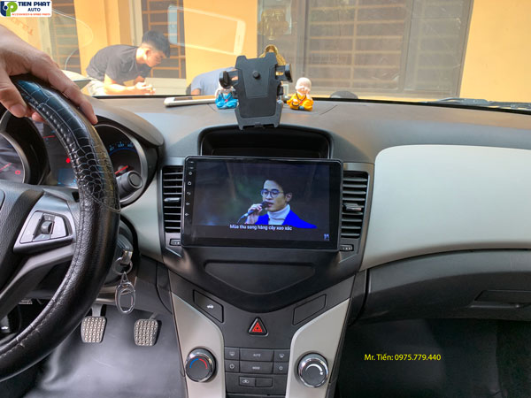 Lắp đặt màn hình DVD cho xe ô tô Chevrolet Cruze kiểu Tesla tại TPHCM